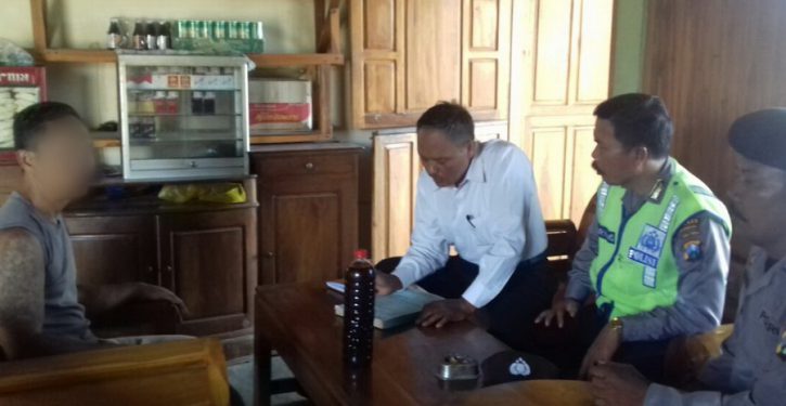 Jajaran Polsek Ngambon Saat Melakukan Operasi Miras Di Salah Satu Warung milik Warga Ngambon